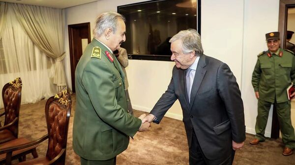 Генеральный секретарь ООН Антониу Гутерриш пожимает руку ливийскому военачальнику Халифе Хафтару в Бенгази, Ливия. 5 апреля 2019 года