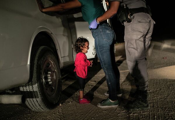 Crying Girl on the Border фотографа John Moore, Фото года в фотоконкурсе World Press Photo 2019 Crying Girl on the Border фотографа John Moore, Фото года в фотоконкурсе World Press Photo 2019