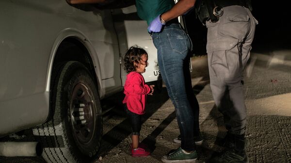 Crying Girl on the Border фотографа John Moore, Фото года в фотоконкурсе World Press Photo 2019 Crying Girl on the Border фотографа John Moore, Фото года в фотоконкурсе World Press Photo 2019