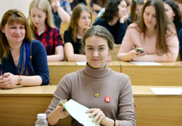 Участники ежегодной образовательной акции по проверке грамотности Тотальный диктант-2019 в Уральском экономическом университете в Екатеринбурге. 13 апреля 2019 Участники ежегодной образовательной акции по проверке грамотности Тотальный диктант-2019 в Уральском экономическом университете в Екатеринбурге. 13 апреля 2019