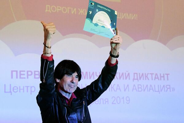 Лидер группы Space Дидье Маруани в павильоне Космос на ВДНХ в рамках мероприятий, посвященных Дню космонавтики Лидер группы Space Дидье Маруани в павильоне Космос на ВДНХ в рамках мероприятий, посвященных Дню космонавтики