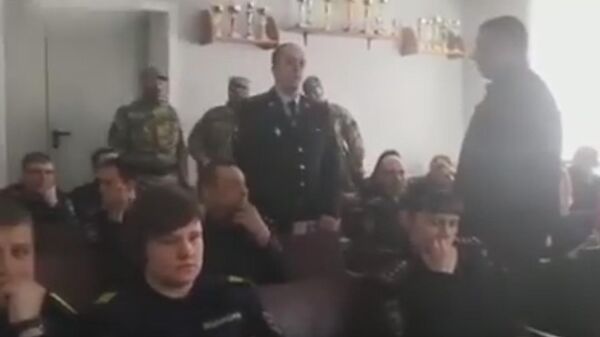 Под Хабаровском полицейского задержали на лекции о коррупции Под Хабаровском полицейского задержали на лекции о коррупции