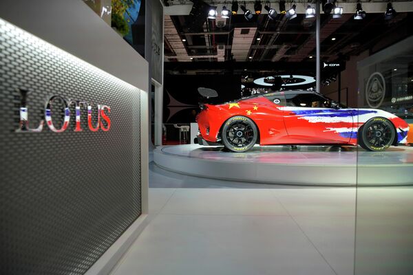 Автомобиль Lotus Evora GT4 на автосалоне в Шанхае Автомобиль Lotus Evora GT4 на автосалоне в Шанхае