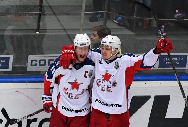 Хоккеисты ЦСКА Сергей Андронов и Павел Карнаухов (справа) радуются заброшенной шайбе 