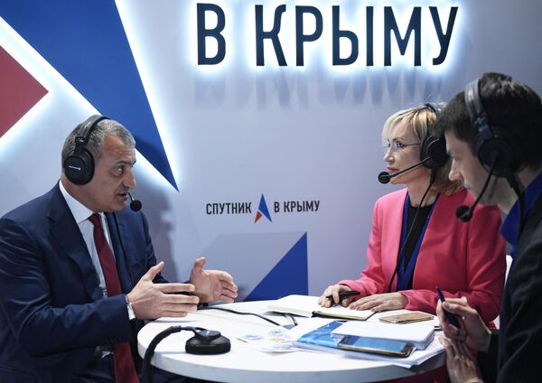 Президент Республики Южная Осетия Анатолий Бибилов дает интервью на стенде Спутник в Крыму Президент Республики Южная Осетия Анатолий Бибилов дает интервью на стенде Спутник в Крыму