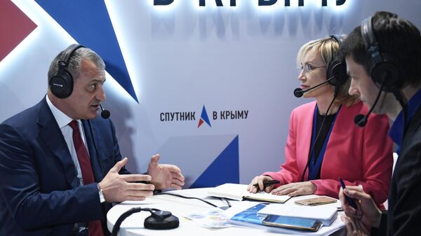 Президент Республики Южная Осетия Анатолий Бибилов дает интервью на стенде Спутник в Крыму Президент Республики Южная Осетия Анатолий Бибилов дает интервью на стенде Спутник в Крыму