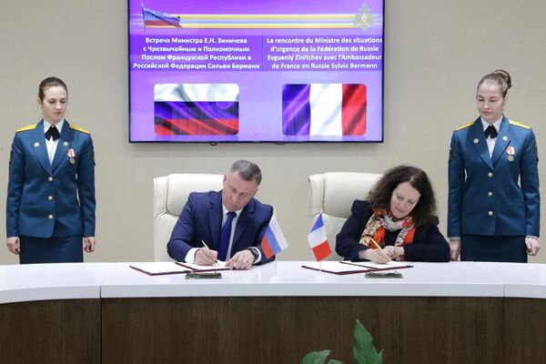 В МЧС России состоялась встреча руководителя российского чрезвычайного ведомства Евгения Зиничева и Чрезвычайного Посла Франции в РФ г-жи Сильви Берманн. 19 апреля 2019 В МЧС России состоялась встреча руководителя российского чрезвычайного ведомства Евгения Зиничева и Чрезвычайного Посла Франции в РФ г-жи Сильви Берманн. 19 апреля 2019