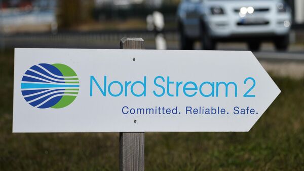 Указатель с символикой компании Nord Stream 2 AG, ведущей строительство газопровода Северный поток-2 в Германии Указатель с символикой компании Nord Stream 2 AG, ведущей строительство газопровода Северный поток-2 в Германии