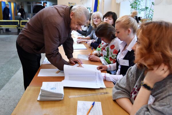Житель Львова во время голосования на одном из избирательных участков города в день второго тура выборов президента Украины Житель Львова во время голосования на одном из избирательных участков города в день второго тура выборов президента Украины