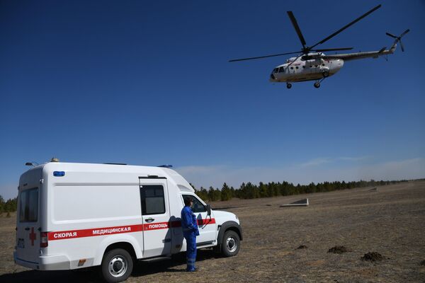 Вертолет санитарной авиации авиакомпании Аэросервис доставляет пострадавших от пожара в больницу Читы Вертолет санитарной авиации авиакомпании Аэросервис доставляет пострадавших от пожара в больницу Читы