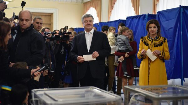 Действующий президент Украины Петр Порошенко с супругой Мариной во время голосования на одном из избирательных участков города в день второго тура выборов президента Украины Действующий президент Украины Петр Порошенко с супругой Мариной во время голосования на одном из избирательных участков города в день второго тура выборов президента Украины