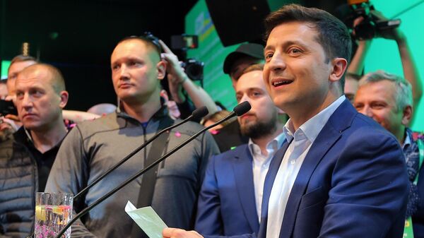 Кандидат в президенты от партии Слуга народа Владимир Зеленский в собственном штабе во время объявления первых итогов голосования второго тура выборов президента Украины Кандидат в президенты от партии Слуга народа Владимир Зеленский в собственном штабе во время объявления первых итогов голосования второго тура выборов президента Украины