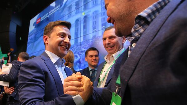 Кандидат в президенты от партии Слуга народа Владимир Зеленский в собственном штабе во время объявления первых итогов голосования второго тура выборов президента Украины Кандидат в президенты от партии Слуга народа Владимир Зеленский в собственном штабе во время объявления первых итогов голосования второго тура выборов президента Украины