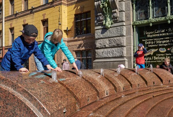Дети играют возле фонтана “Шар” на Малой Садовой улице в Санкт-Петербурге Дети играют возле фонтана “Шар” на Малой Садовой улице в Санкт-Петербурге