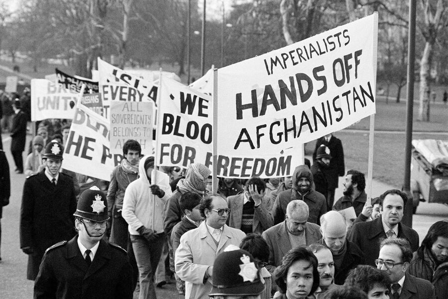 Демонстрации у посольства РФ в Лондоне. 1980 год Демонстрации у посольства РФ в Лондоне. 1980 год