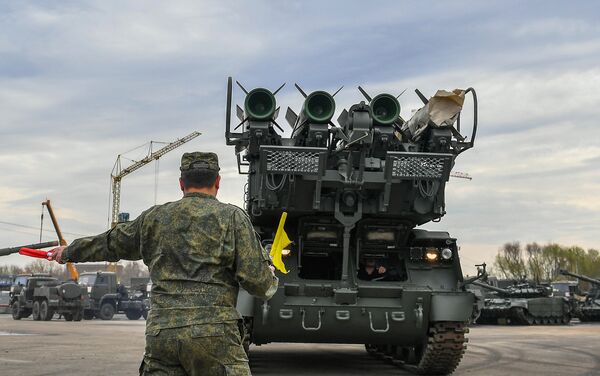 Военная техника, которую доставили в Москву с полигона Алабино для участия в параде Победы на Красной площади 9 мая. В центре: зенитно-ракетный комплекс Бук-М2 Военная техника, которую доставили в Москву с полигона Алабино для участия в параде Победы на Красной площади 9 мая. В центре: зенитно-ракетный комплекс Бук-М2
