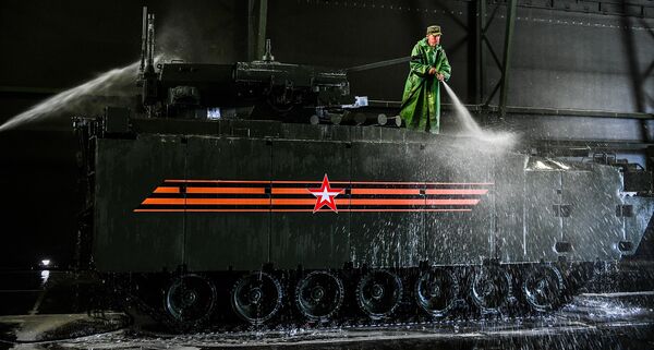 Военнослужащий моет боевую машину пехоты на гусеничной платформе Курганец-25 Военнослужащий моет боевую машину пехоты на гусеничной платформе Курганец-25