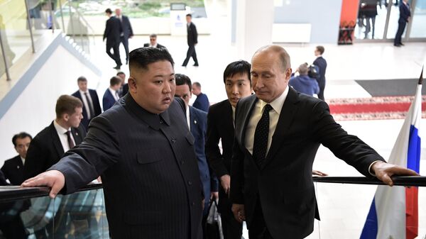 Владимир Путин и председатель Госсовета Корейской Народно-Демократической Республики Ким Чен Ын во время встречи в кампусе ДВФУ во Владивостоке. 25 апреля 2019 Владимир Путин и председатель Госсовета Корейской Народно-Демократической Республики Ким Чен Ын во время встречи в кампусе ДВФУ во Владивостоке. 25 апреля 2019