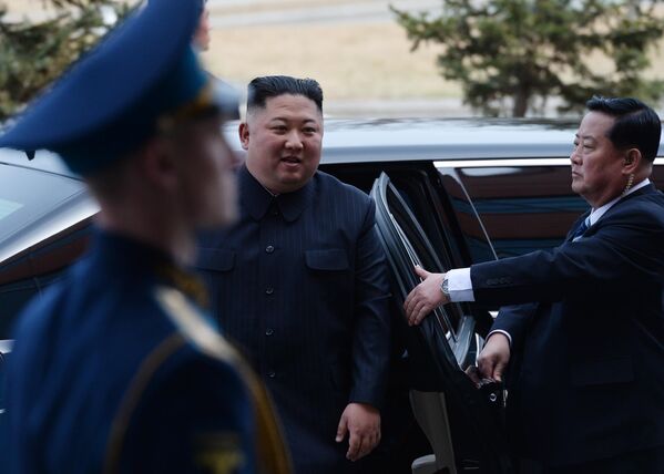 Председатель Госсовета КНДР Ким Чен Ын перед началом встречи с президентом РФ Владимиром Путиным. 25 апреля 2019 Председатель Госсовета КНДР Ким Чен Ын перед началом встречи с президентом РФ Владимиром Путиным. 25 апреля 2019