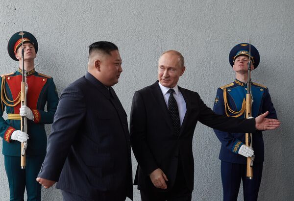 Президент РФ Владимир Путин и председатель Госсовета Корейской Народно-Демократической Республики Ким Чен Ын (второй слева) во время официальной церемонии встречи Президент РФ Владимир Путин и председатель Госсовета Корейской Народно-Демократической Республики Ким Чен Ын (второй слева) во время официальной церемонии встречи