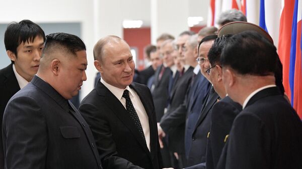 Президент РФ Владимир Путин и председатель Госсовета Корейской Народно-Демократической Республики Ким Чен Ын (слева на первом плане) во время официальной церемонии встречи Президент РФ Владимир Путин и председатель Госсовета Корейской Народно-Демократической Республики Ким Чен Ын (слева на первом плане) во время официальной церемонии встречи