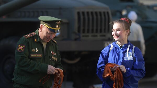 Волонтер раздаёт георгиевские ленточки в Санкт-Петербурге в рамках ежегодной акции Георгиевская ленточка, посвященной 74-й годовщине Победы в Великой Отечественной войне