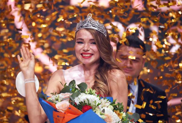 Победительница конкурса Sky Lady 2019 бортпроводница Аэрофлота Дарья Баранова во время награждения Победительница конкурса Sky Lady 2019 бортпроводница Аэрофлота Дарья Баранова во время награждения