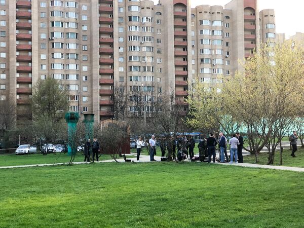 Сотрудники оперативных служб на месте обнаружения тел двух мужчин у станции метро Новые Черемушки Сотрудники оперативных служб на месте обнаружения тел двух мужчин у станции метро Новые Черемушки
