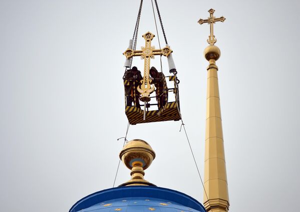 Установка крестов на купол Успенского собора в Екатеринбурге Установка крестов на купол Успенского собора в Екатеринбурге