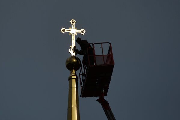 Установка креста на шпиль Успенского собора в Екатеринбурге Установка креста на шпиль Успенского собора в Екатеринбурге