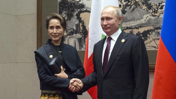 Президент РФ Владимир Путин и государственный советник Республики Союз Мьянмы Аун Сан Су Чжи во время встречи на полях второго форума международного сотрудничества Один пояс - один путь в Пекине Президент РФ Владимир Путин и государственный советник Республики Союз Мьянмы Аун Сан Су Чжи во время встречи на полях второго форума международного сотрудничества Один пояс - один путь в Пекине