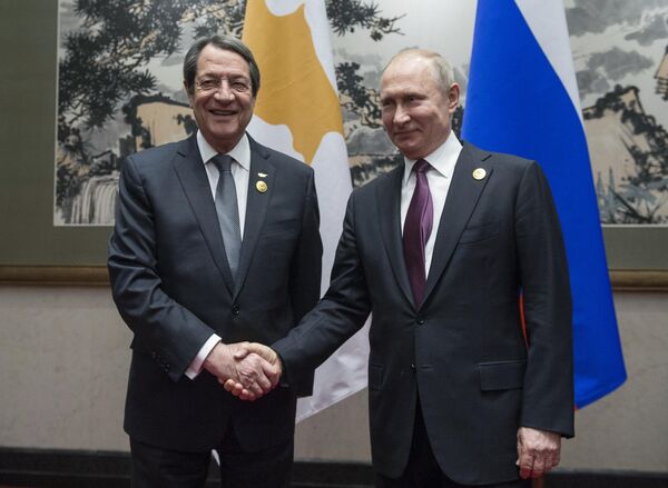 Президент РФ Владимир Путин и президент Кипра Никос Анастасиадис (слева) во время встречи на полях второго форума международного сотрудничества Один пояс - один путь в Пекине Президент РФ Владимир Путин и президент Кипра Никос Анастасиадис (слева) во время встречи на полях второго форума международного сотрудничества Один пояс - один путь в Пекине