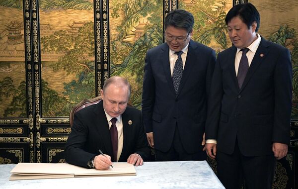 Президент РФ Владимир Путин оставляет запись в книге почетных гостей во время рабочего завтрака с председателем Китайской народной республики (КНР) Си Цзиньпином в Пекине Президент РФ Владимир Путин оставляет запись в книге почетных гостей во время рабочего завтрака с председателем Китайской народной республики (КНР) Си Цзиньпином в Пекине