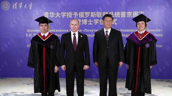 Президент РФ Владимир Путин и председатель Китайской народной республики (КНР) Си Цзиньпин (второй справ) на церемонии вручения диплома почетного доктора Университета Цинхуа в Пекине Президент РФ Владимир Путин и председатель Китайской народной республики (КНР) Си Цзиньпин (второй справ) на церемонии вручения диплома почетного доктора Университета Цинхуа в Пекине