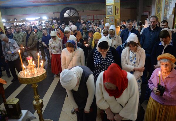 Верующие во время пасхальной службы в храме Михаила Архангела в Грозном Верующие во время пасхальной службы в храме Михаила Архангела в Грозном