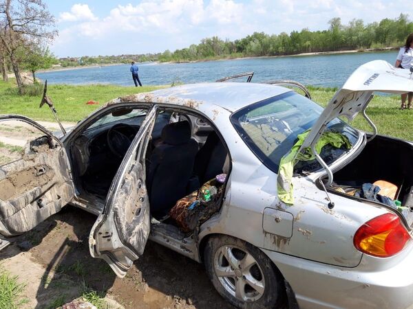 Автомобиль упал в реку Дон в городе Константиновск Ростовской области. 28 апреля 2019 Автомобиль упал в реку Дон в городе Константиновск Ростовской области. 28 апреля 2019