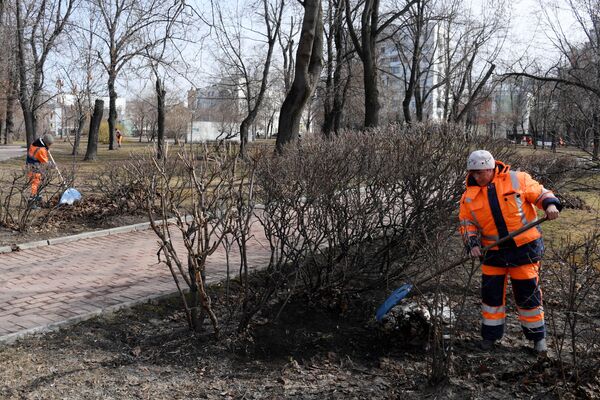 Сотрудники коммунальных служб во время уборки территории в парке Декабрьского восстания в Москве Сотрудники коммунальных служб во время уборки территории в парке Декабрьского восстания в Москве