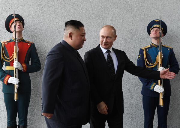 Президент РФ Владимир Путин и председатель Госсовета КНДР Ким Чен Ын во время официальной церемонии встречи на острове Русский Президент РФ Владимир Путин и председатель Госсовета КНДР Ким Чен Ын во время официальной церемонии встречи на острове Русский