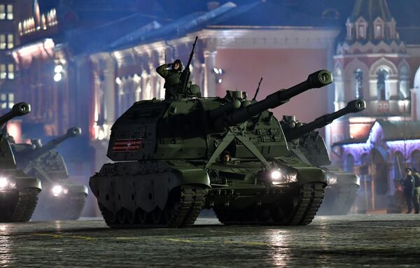 Самоходные артиллерийские установки (САУ) Мста-С на репетиции военного парада на Красной площади Самоходные артиллерийские установки (САУ) Мста-С на репетиции военного парада на Красной площади
