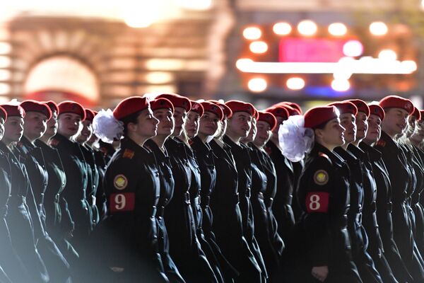 Парадные расчеты военнослужащих на репетиции военного парада на Красной площади Парадные расчеты военнослужащих на репетиции военного парада на Красной площади