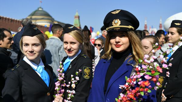 Участницы первомайской демонстрации на Красной площади Участницы первомайской демонстрации на Красной площади