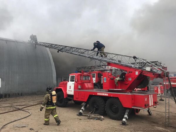 Сотрудники МЧС во время тушения пожар на проспекте Автомобилистов Железнодорожного района Улан-Удэ Сотрудники МЧС во время тушения пожар на проспекте Автомобилистов Железнодорожного района Улан-Удэ
