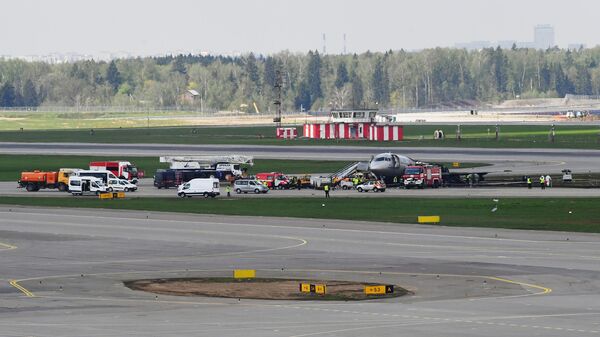 Обгоревший фюзеляж самолета компании Аэрофлот Sukhoi Superjet 100 на летном поле в аэропорту Шереметьево