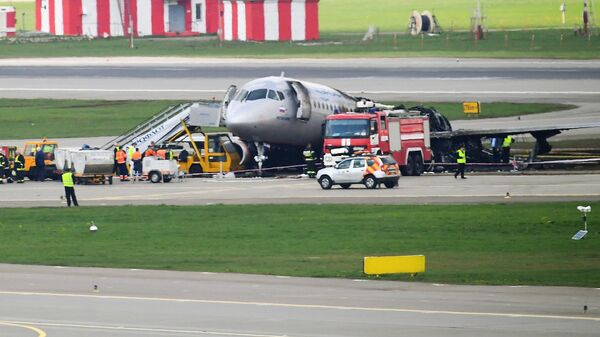 Обгоревший фюзеляж самолета компании Аэрофлот Sukhoi Superjet-100 на летном поле в аэропорту Шереметьево Обгоревший фюзеляж самолета компании Аэрофлот Sukhoi Superjet-100 на летном поле в аэропорту Шереметьево