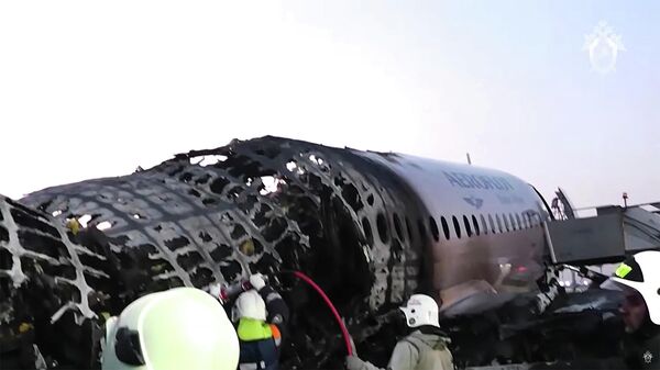 Обгоревший фюзеляж самолета компании Аэрофлот Sukhoi Superjet-100 на летном поле в аэропорту Шереметьево Обгоревший фюзеляж самолета компании Аэрофлот Sukhoi Superjet-100 на летном поле в аэропорту Шереметьево