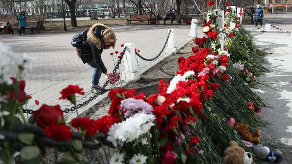 Девушка возлагает цветы к народному мемориалу у памятника жертвам интервенции в Мурманске в память о погибших на борту самолета компании Аэрофлот Sukhoi Superjet-100 в аэропорту Шереметьево