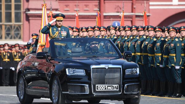 Министр обороны РФ Сергей Шойгу на автомобиле Aurus Senat на генеральной репетиции военного парада на Красной площади, посвящённого 74-й годовщине Победы в Великой Отечественной войне Министр обороны РФ Сергей Шойгу на автомобиле Aurus Senat на генеральной репетиции военного парада на Красной площади, посвящённого 74-й годовщине Победы в Великой Отечественной войне