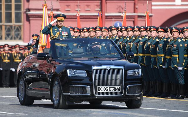 Министр обороны РФ Сергей Шойгу на автомобиле Aurus Senat на генеральной репетиции военного парада на Красной площади, посвящённого 74-й годовщине Победы в Великой Отечественной войне Министр обороны РФ Сергей Шойгу на автомобиле Aurus Senat на генеральной репетиции военного парада на Красной площади, посвящённого 74-й годовщине Победы в Великой Отечественной войне