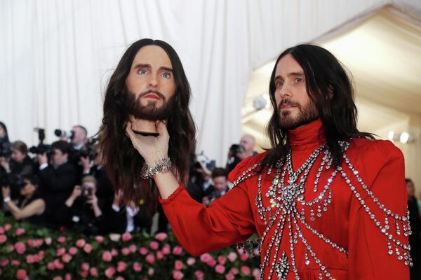 Музыкант Джаред Лето на благотворительном балу Института костюма Met Gala 2019 в Нью-Йорке Музыкант Джаред Лето на благотворительном балу Института костюма Met Gala 2019 в Нью-Йорке