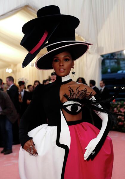 Певица Жанель Монэ на благотворительном балу Института костюма Met Gala 2019 в Нью-Йорке Певица Жанель Монэ на благотворительном балу Института костюма Met Gala 2019 в Нью-Йорке